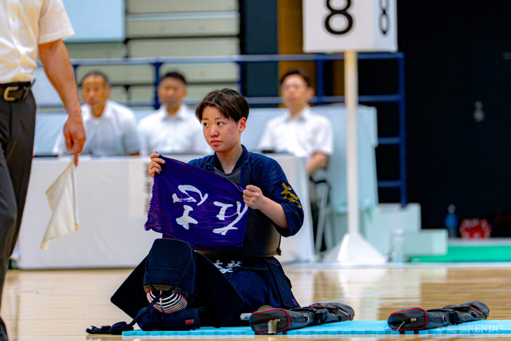玉竜旗2026 女子で10人抜きを達成した大社・齋藤多和選手が試合後に面を外した場面