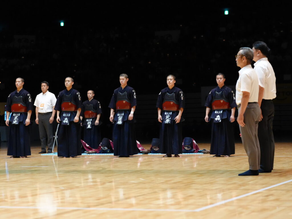 玉竜旗2026男子決勝 福岡大大濠が試合前に整列する場面