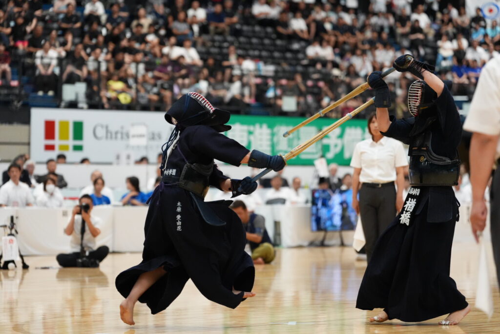 決勝で中村学園・木原選手が八代白百合・楢橋選手から小手を決めた場面