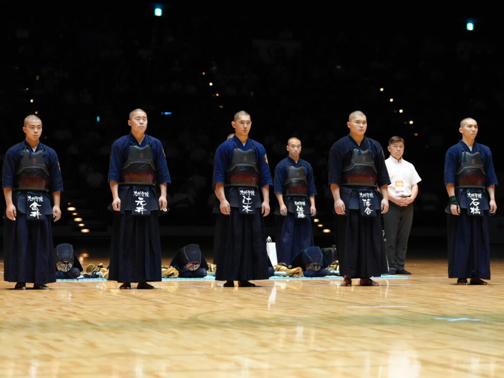 玉竜旗2026男子決勝 九州学院が試合前に整列する場面