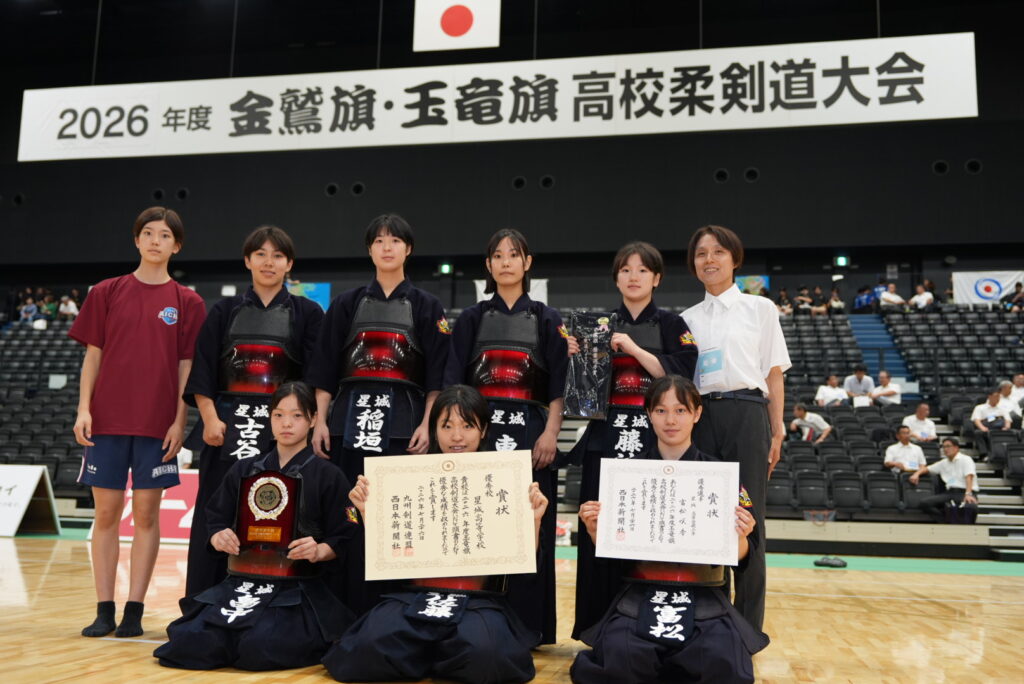 玉竜旗2026女子でベスト8の星城の集合写真