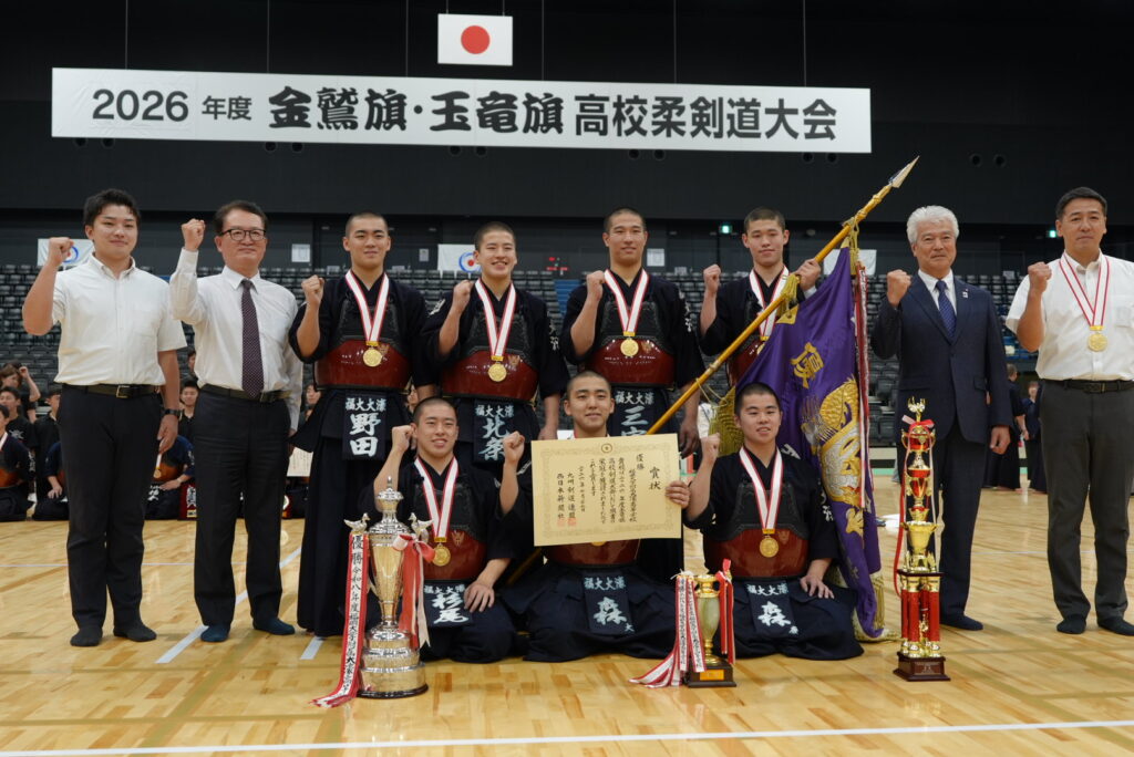 玉竜旗2026男子で優勝した福岡大大濠の記念写真